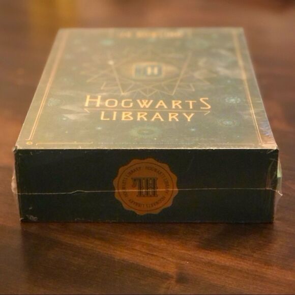 Hogwarts Library Box-Set, Gryffindor Journal, Collector’s Card, & Exclusive Bag - Picture 7 of 16